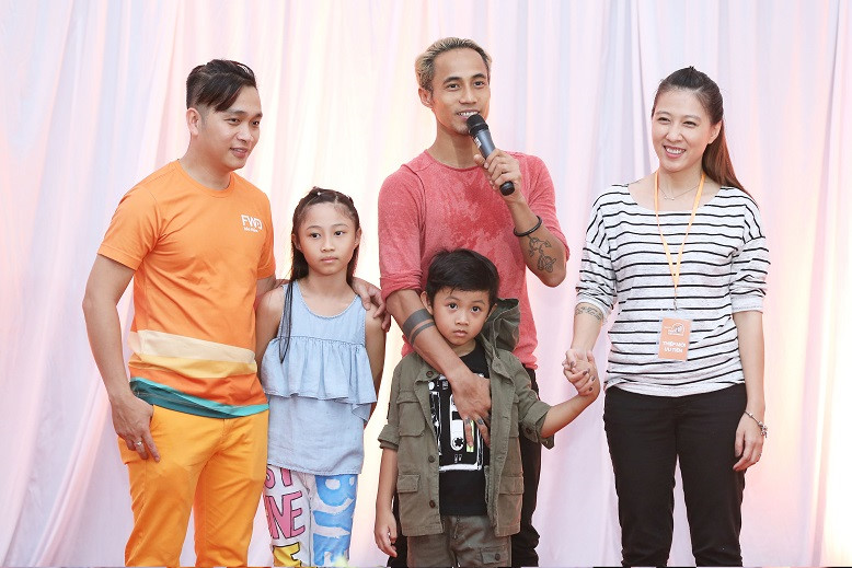 Phạm Anh Khoa cũng ra mắt MV ca nhạc “Sống đầy cùng con yêu”. Tác phẩm kết hợp cùng nhạc sĩ Phương Uyên đã được giới thiệu đầy ý nghĩa trong rạp chiếu phim nhà vòm 360 độ.