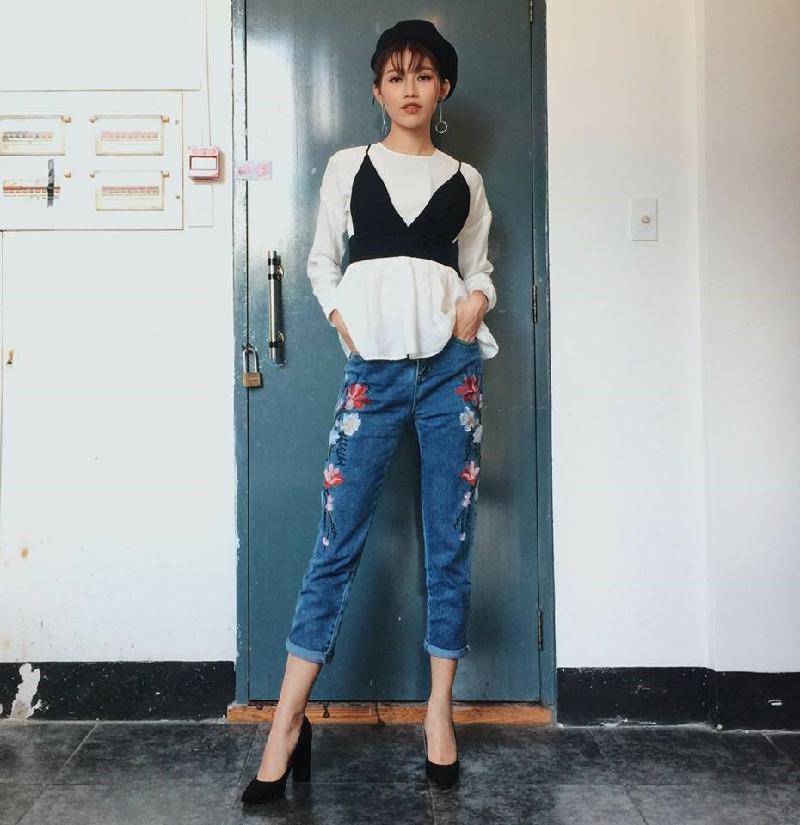 Quỳnh Châu là một trong những người mẫu mặc đẹp nhất tuần qua. Bạn gái Quang Hùng chọn quần jeans thêu hoạ tiết hoa phối cùng áo sơ-mi trắng, bra-top bên ngoài sành điệu.