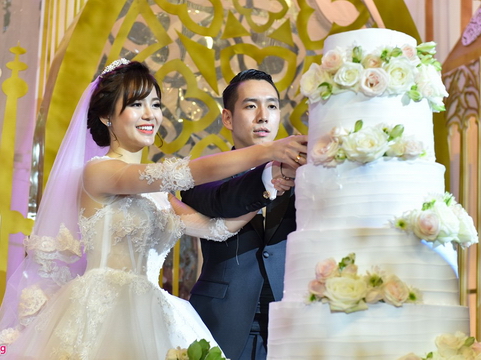 Hot girl Tú Linh rạng rỡ bên chồng trong ngày cưới