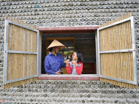 Ngôi nhà kỳ lạ ở Hà Nội được làm từ 8.800 vỏ chai nhựa