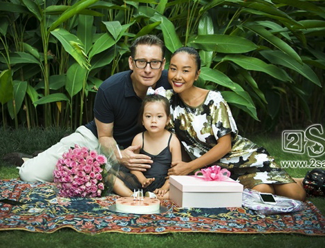 Con gái Đoan Trang xinh xắn trong bộ ảnh mừng tuổi lên 3