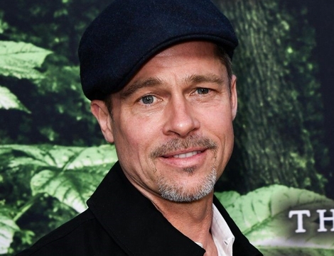 Brad Pitt hom hem, già nua khi xuất hiện trên thảm đỏ