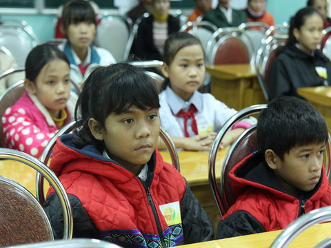 Học bổng Niềm Tin Việt tiếp sức tinh thần hiếu học  cho các học sinh Quảng Bình