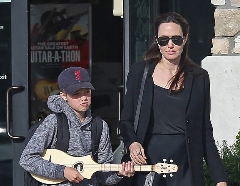 Angelina Jolie mở tiệc mừng ly hôn