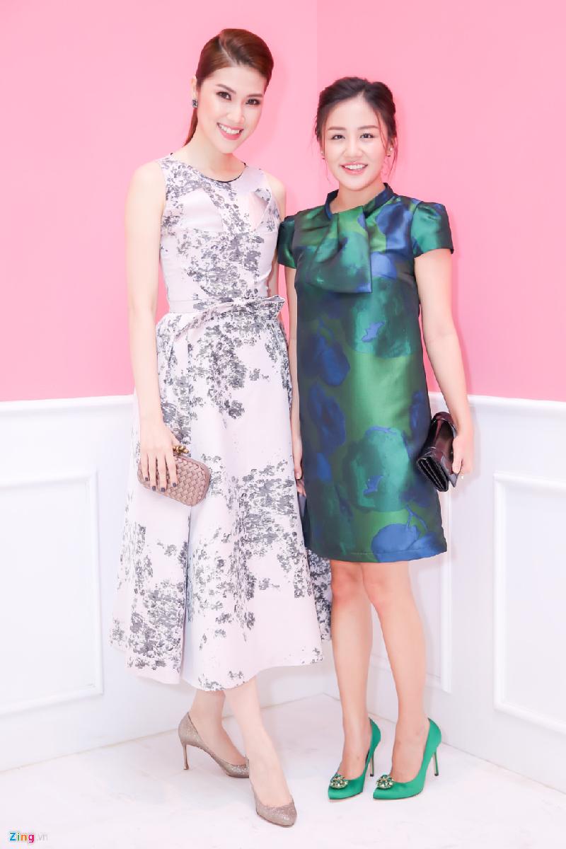 Thu Hằng và Văn Mai Hương là những khách hàng thân thiết cũng dự sự kiện với phong cách thanh lịch. Tuy nhiên, chiếc váy xanh có phom cứng khiến Văn Mai Hương chững chạc hơn so với tuổi.