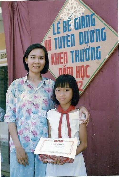 Bức ảnh này được chụp khi Mỹ Tâm còn là một cô bé vừa tròn 11 tuổi (năm 1992). Làn da ngăm đen cùng mái tóc cắt ngắn khiến cô trở nên đáng yêu hơn bao giờ hết.