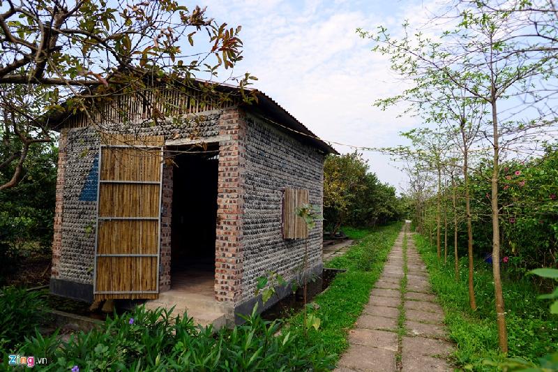 Được "xây dựng" từ 8.800 chai nhựa, ngôi nhà nhỏ nằm trong khuôn viên của một nông trại hữu cơ tại quận Long Biên được xem là một trong những ý tưởng độc đáo.