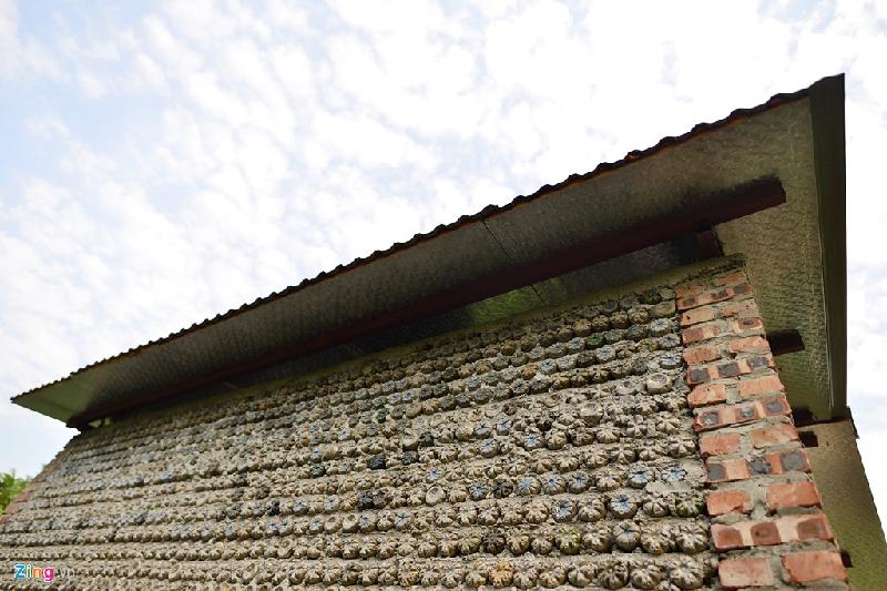 Mái nhà được làm bằng tôn sắt và phủ một lớp chống nóng.