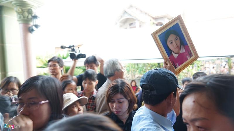 8h sáng mai 3/4, thi hài bé Linh sẽ được chôn cất tại nghĩa trang quê nhà. 