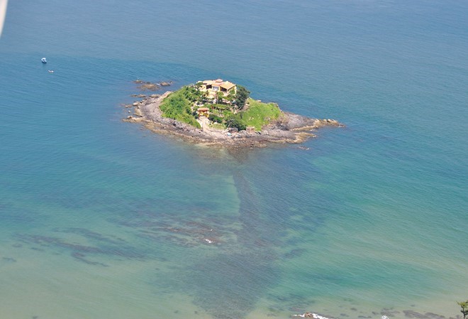 Đảo Hòn Bà thuộc Bãi Sau (TP Vũng Tàu, Bà Rịa - Vũng Tàu) có diện tích 5.000 m2, cách mũi Nghinh Phong khoảng 200 m. Con đường đá duy nhất ra đảo bị chìm ở độ sâu 2 m và chỉ nổi lên khi thủy triều xuống. Ảnh: Ngọc An.