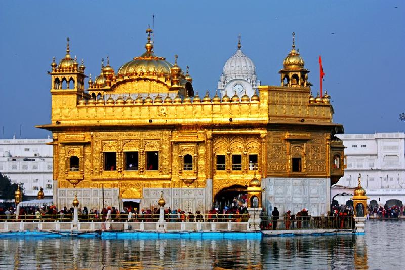 Đền vàng Harmandir Sahib nằm ở thành phố Amritsar (Punjab, Ấn Độ), là ngôi đền linh thiêng của những tín đồ đạo Sikh trên toàn thế giới. Đền được xây dựng từ năm 1574, mất 27 năm mới hoàn thành. Toàn ngôi đền mang dát hơn 100 kg vàng. Trước khi vào thăm đền, du khách phải rửa sạch chân ở hồ nước bên cạnh và quấn mũ turban lên đầu. Ảnh: Mustseeplaces.