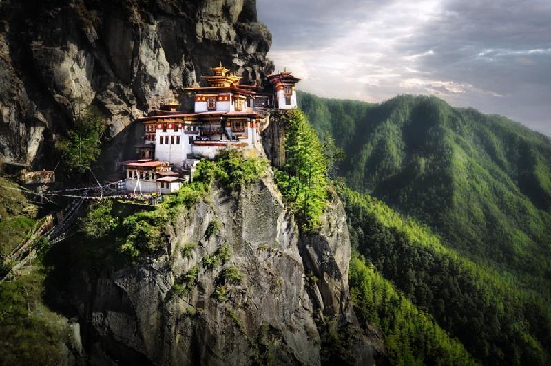 Tu viện Paro Taktsang (Taktsang Palphug hay Tiger's Nest) nằm ở trên một vách núi cao ở thung lũng Paro, Bhutan. Tu viện là một trong những nơi linh thiêng nhất ở quốc gia được đánh giá là hạnh phúc nhất thế giới. Ảnh: Thousandwonders.
