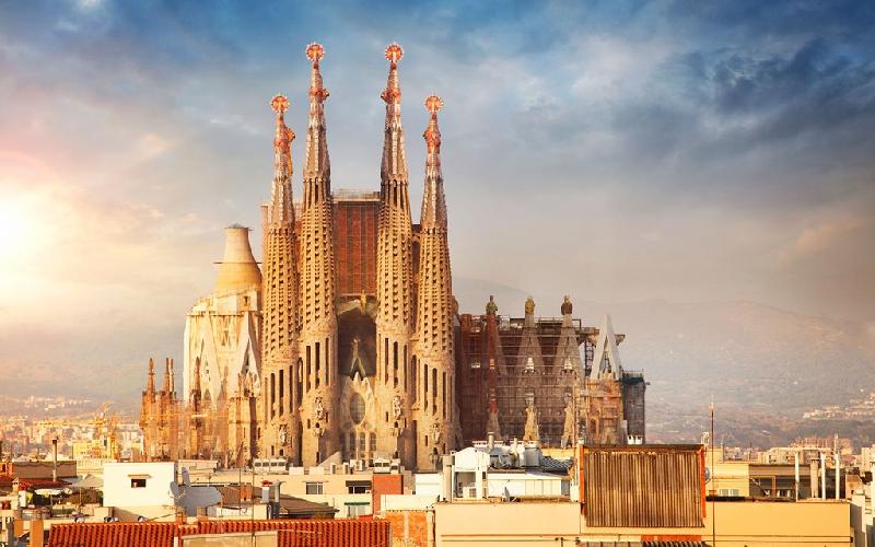 Thánh đường Sagrada Familia (Barcelona, Tây Ban Nha) do Antoni Gaudi thiết kế, bắt đầu xây dựng năm 1882. Đến nay, công trình chưa hoàn thành, nhưng vẫn được xem như là một điểm đến thu hút du khách bởi vẻ đẹp kiến trúc tuyệt mĩ, hài hòa giữa phong cách Gothic truyền thống và đường nét hiện đại của phong cách Art Nouveau. Ảnh: CDN.