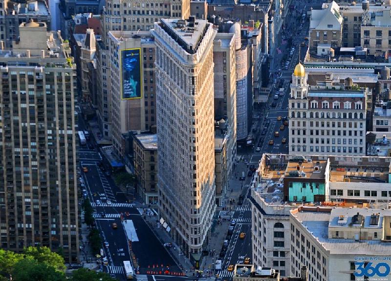Toà nhà Flatiron nằm ở khu Manhattan, New York (Mỹ) được hoàn thành vào năm 1902, là một trong những tòa nhà chọc trời đầu tiên và nổi bật bởi hình dạng tam giác đặc biệt. Ảnh: Destination360.