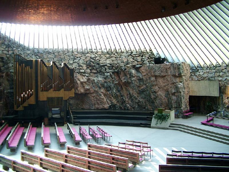 Nhà thờ Temppeliaukio ở Helsinki (Phần Lan) là công trình kiến trúc được tạo nên bằng cách đục vào một khối đá. Với phần mái bằng kính, dù nằm trong lòng đất, nhà thờ vẫn chan hòa ánh sáng tự nhiên. Đây là điểm đến hấp dẫn không chỉ với du khách ưa khám phá, mà còn thu hút cả các chuyên gia, kiến trúc sư đến tìm hiểu. Ảnh: Koalie.