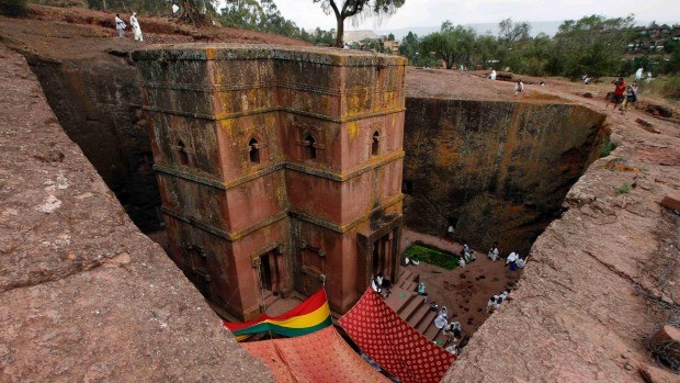 Nhà thờ Thánh George ở Lalibela, Ethiopia được chạm khắc từ một khối đá vào thế kỷ 12. Nhà thờ được vua Lalibela thiết kế, với hình dạng của một cây thánh giá và nằm trong hố sâu 15 m, mái nhà có hình chữ thập. Ảnh: Reuters.