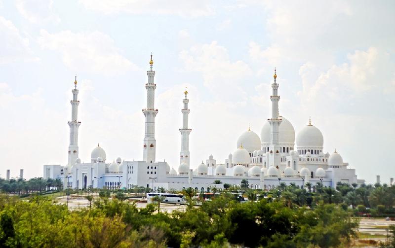 Thánh đường Hồi giáo Sheikh Zayed nằm ở Abu Dhabi (UAE), có tổng diện tích hơn 22.000 m2, là một trong những công trình tôn giáo đẹp mắt và lớn nhất thế giới. Ảnh: Itscamilleco.