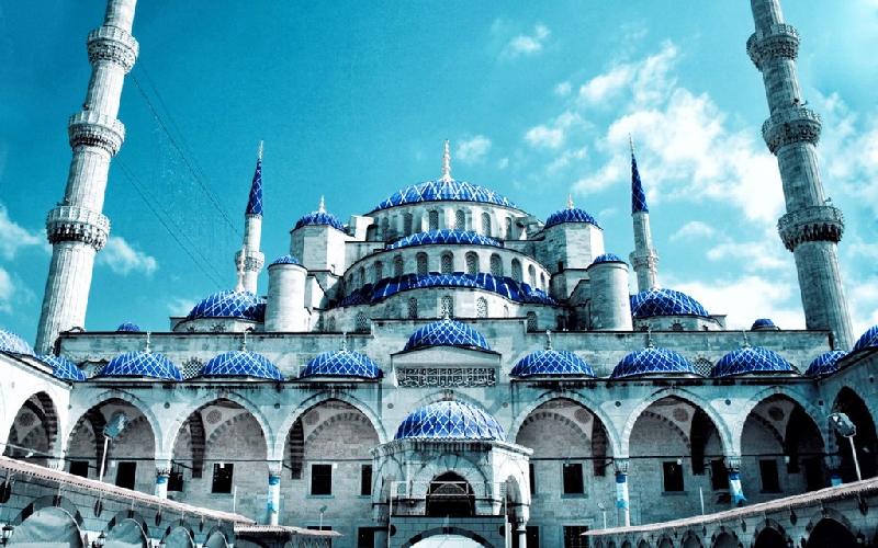 Nhà thờ Hồi giáo Blue Mosque ở Istanbul, Thổ Nhĩ Kỳ được xây dựng vào đầu những năm 1600, giai đoạn đỉnh cao của đế chế Ottoman. Ngoài kiến trúc đẹp mắt, nhà thờ còn gây ấn tượng bởi được lát hơn 20.000 viên gạch men màu xanh. Phần mái và sân thượng nhà thờ cũng được sơn màu xanh. Mỗi khi ánh mặt trời chiếu qua những cửa sổ kính, khung cảnh nhà thờ trở nên kỳ bí, mê hoặc. Ảnh: Weloveist.