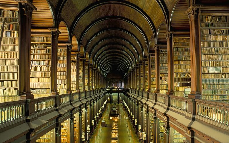 Trinity College là một trong những trường đại học đẹp nhất thế giới, nằm tại Ireland. Trường được thành lập vào năm 1592, nổi bật với thư viện cổ kính tráng lệ có kiến trúc mái vòm đặc biệt, cùng hàng triệu đầu sách quý. Ảnh: Trinitynews.