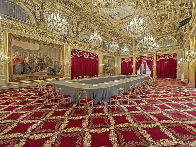 Cung điện được xây dựng năm 1722 này có nội thất xa hoa, lộng lẫy. Sảnh Salle des Fêtes là nơi các tổng thống Pháp nhậm chức, cũng là phòng hội nghị và dạ tiệc.