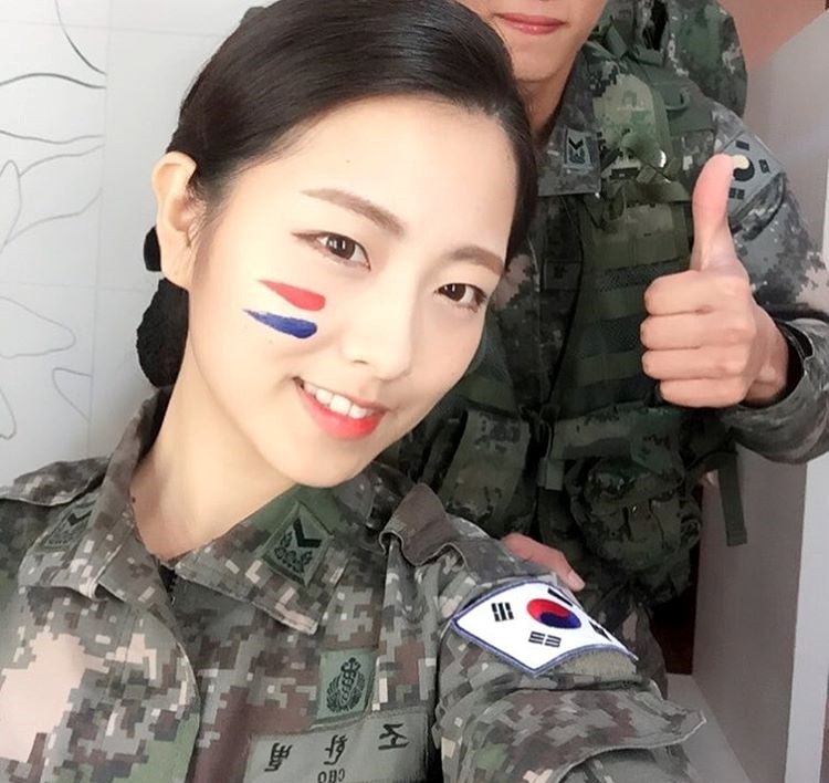 Cho Han Byul (24 tuổi, đến từ Chuncheon, Kangwon, Hàn Quốc) đang là tâm điểm trên mạng xã hội xứ Hàn. Sở hữu ngoại hình xinh đẹp, nữ hạ sĩ được nhiều dân mạng yêu mến.