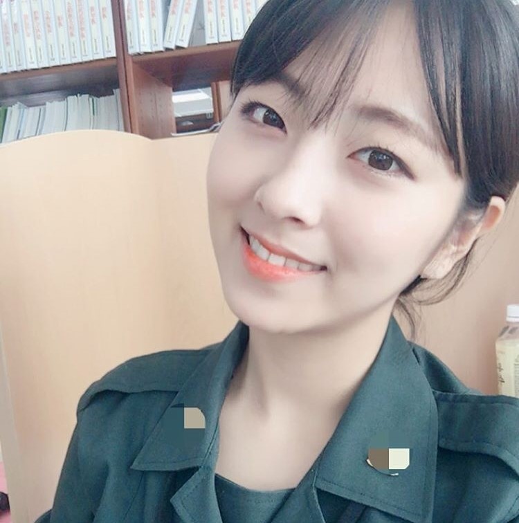 Bên cạnh công việc tại Trung tâm nâng cao sức khỏe thuộc bệnh viện quân đội, cô còn là gương mặt đại diện cho các chiến dịch quảng bá của quân đội Hàn.
