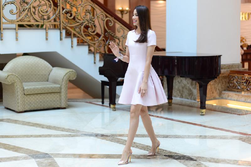 Mới đây, Hoa hậu hoàn vũ Việt Nam 2015 Phạm Hương xuất hiện trong buổi casting thí sinh cuộc thi Gương mặt truyền hình được tổ chức tại TPHCM. Đây là chương trình truyền hình thực tế nhằm tìm kiếm, phát hiện, đào tạo MC truyền hình.