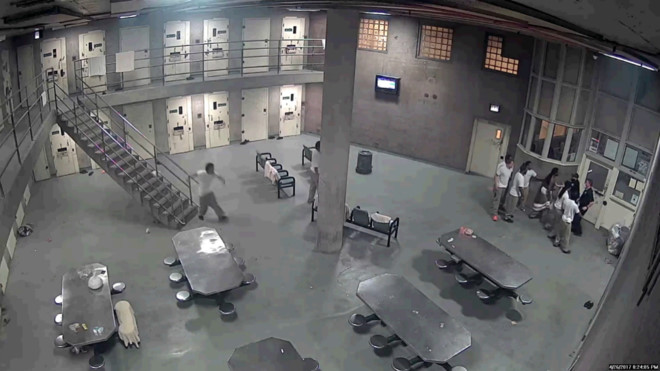Khung cảnh hỗn loạn trong nhà tù hạt Cook, bang Illinois. Ảnh: 