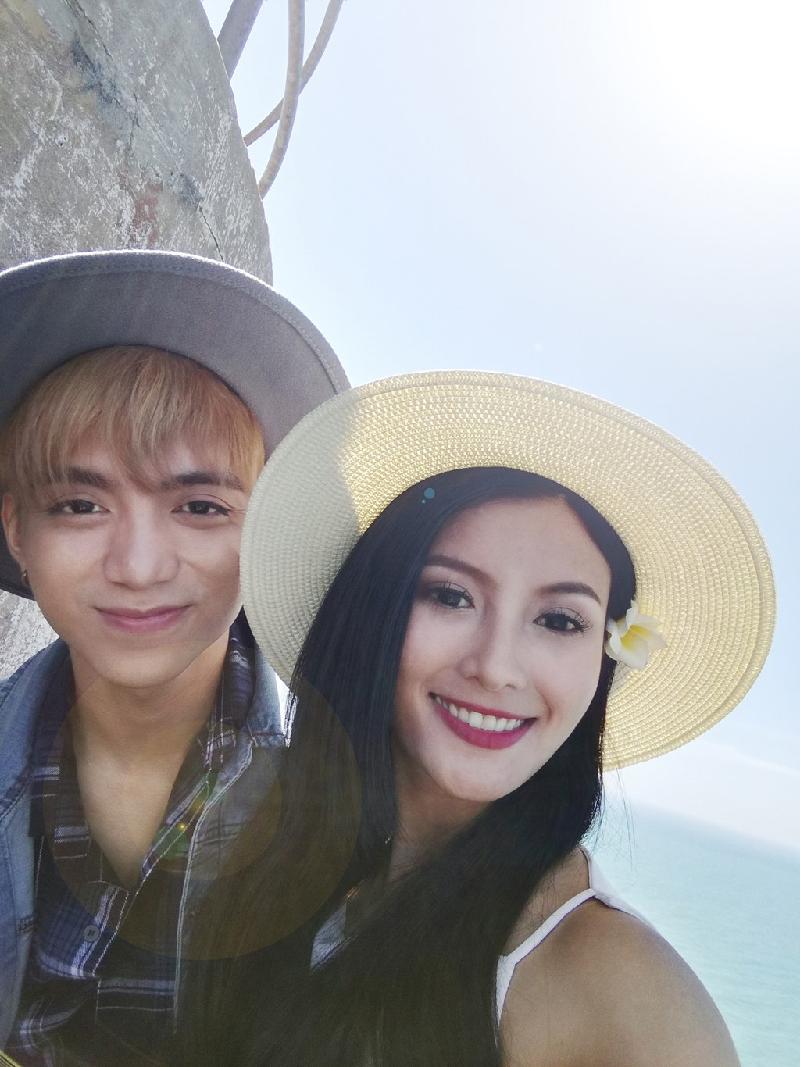 Soobin Hoàng Sơn và “bạn gái” cùng nhau selfie tình cảm. Đôi trai tài gái sắc ăn ảnh trước ống kính điện thoại.