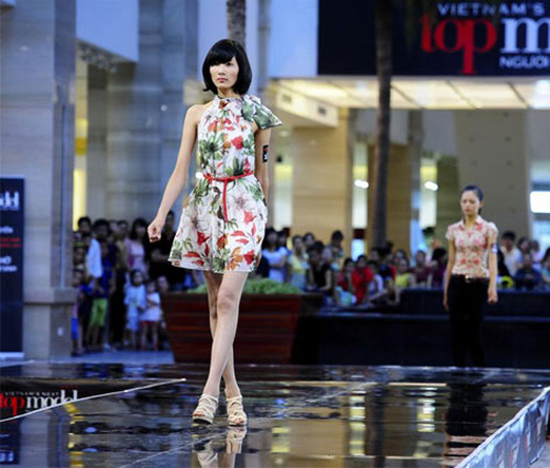 Và lần đầu tiên cô xuất hiện trước công chúng là tham gia Việt Nam Next Top Model 