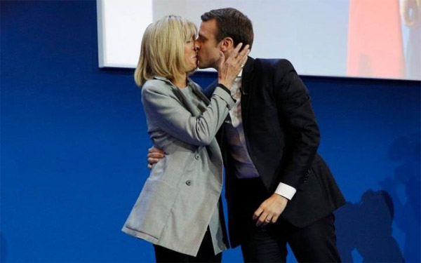Emmanuel Macron luôn dành cho vợ những cử chỉ âu yếm. (Ảnh: EPA)