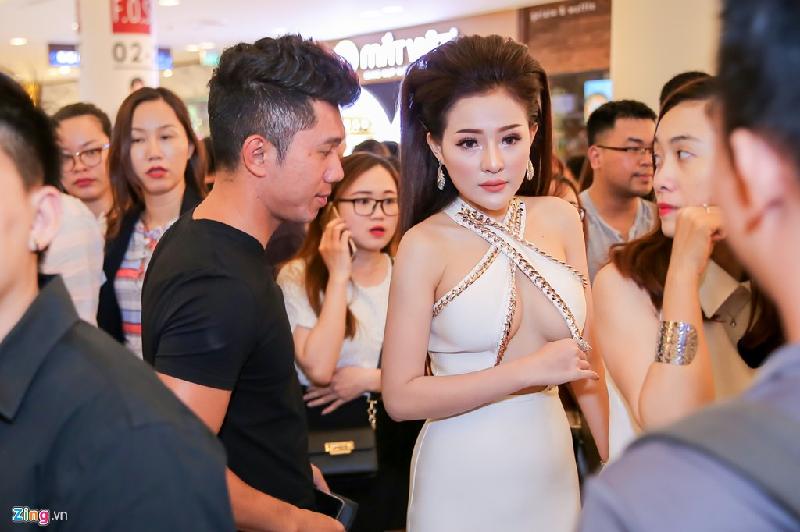 Lương Bằng Quang cùng người yêu đi xem phim. Bạn gái nam nhạc sĩ bị đánh giá ăn mặc phản cảm ở sự kiện.