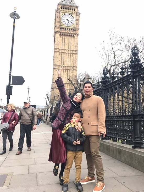 Gia đình ca sĩ Lệ Quyên đang vi vu du lịch trên đất Anh. Cô hé lộ về lịch trình của cả gia đình: “Cháu đã đến London rồi, ngày tham quan đầu tiên trong thời tiết tuyệt vời”.