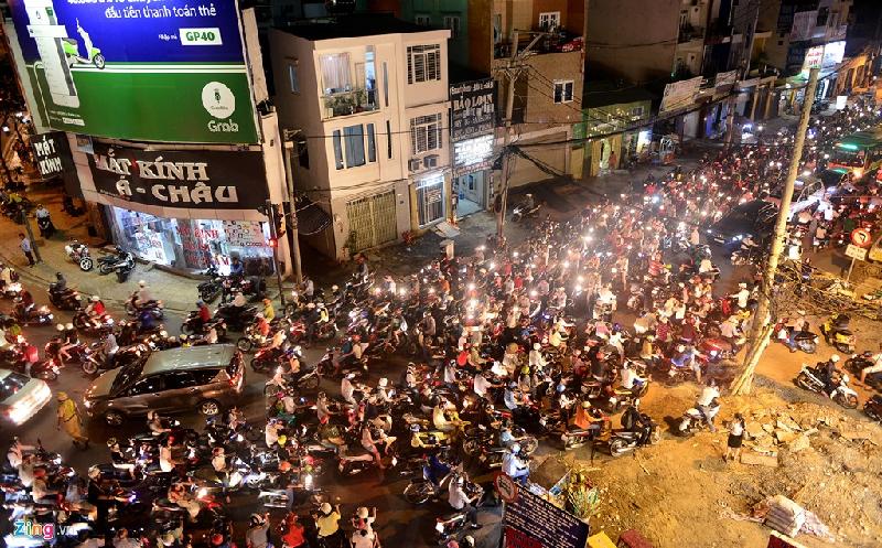 Các tuyến đường Phan Văn Trị, Lê Quang Định cũng bị kẹt xe kéo dài. Đến 20h, tình hình giao thông hai khu vực này mới dần ổn định trở lại.