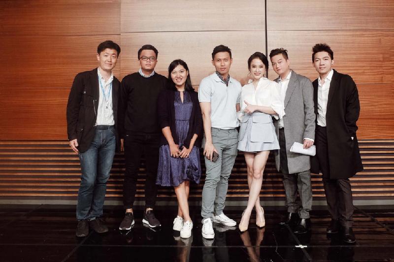 Sáng ngày thứ 3 tại Seoul, Trinh cùng hai đạo diễn Bảo Nhân và Nam Cito có lịch gặp đạo diễn và nhà sản xuất của bộ phim 