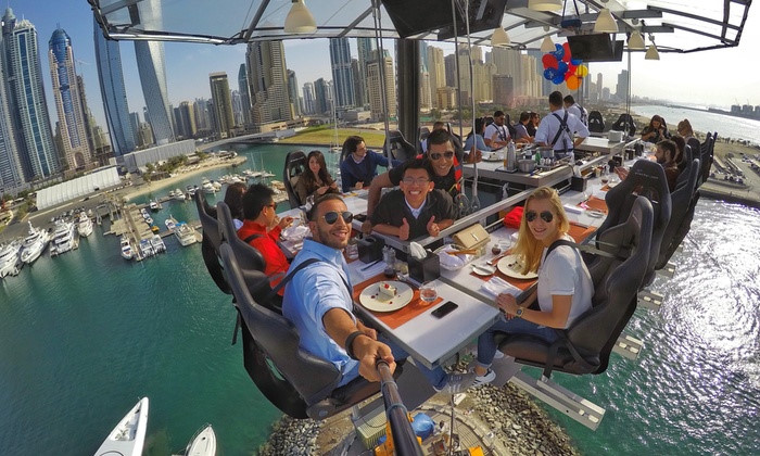 Nhà hàng Dinner in the Sky, nhiều quốc gia: Du khách sẽ được dùng bữa tại bàn ăn lơ lửng ở độ cao 55 m và tận hưởng khung cảnh xung quanh trong một tiếng đồng hồ. Bàn có 22 ghế và được một cần cẩu đưa lên độ cao chóng mặt khi khách đã vào vị trí. Du khách có thể trải nghiệm nhà hàng độc đáo này ở 45 quốc gia trên thế giới, từ Bỉ, UAE, Mỹ, đến Malaysia, Nhật Bản... Ảnh: Groupon.