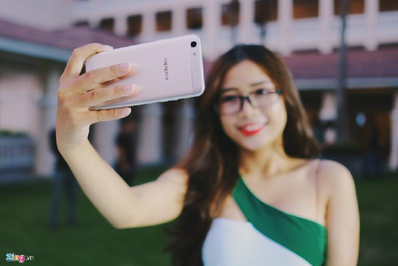 Là model chuyên chụp selfie, F3 sở hữu camera selfie kép, gồm một ống kính thông thường và một ống góc rộng. Nhờ đó, người dùng có được góc chụp rộng gấp đôi, có thể selfie chung với nhóm bạn đông người hoặc chụp 