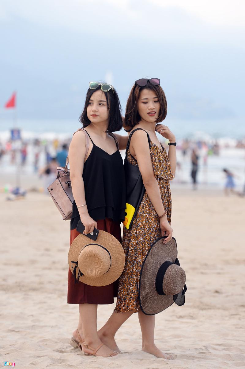 Em Trần Như Quỳnh (trái), sinh viên đang học tại Đà Nẵng, cùng bạn ra biển không mang theo đồ bơi.