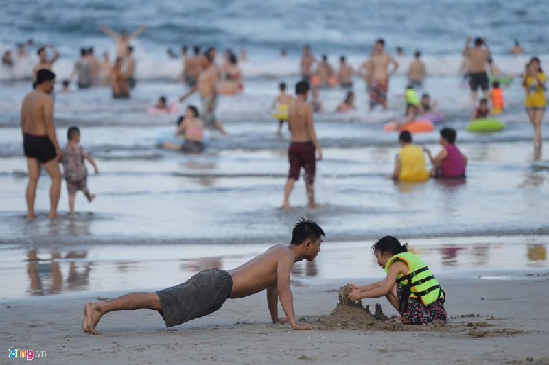 Thời tiết Đà Nẵng dịp lễ không lạnh, không quá nóng, đủ để cho hàng nghìn người thích thú nô giỡn dưới biển.