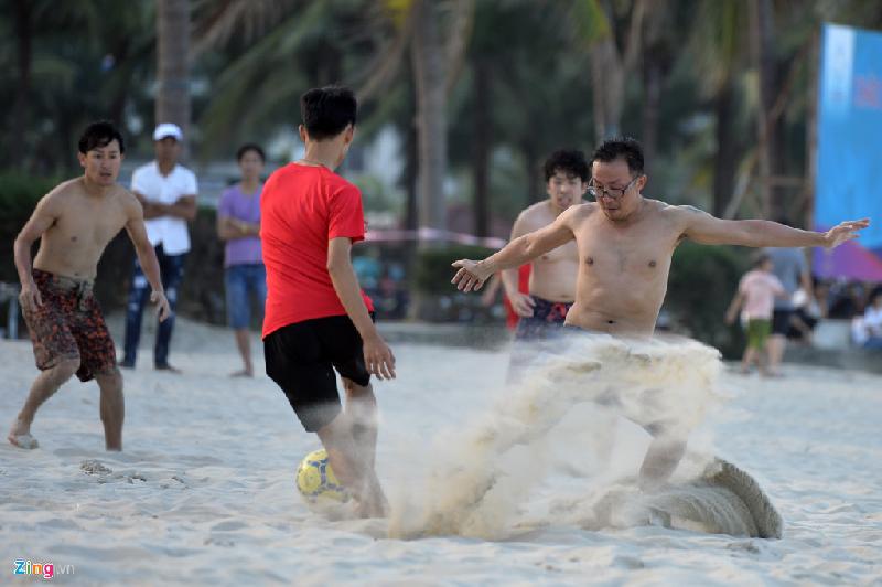 Nhóm khách người Nhật Bản thi đấu bóng đá trên cát với các thanh niên người Việt Nam ngay tại bãi Phạm Văn Đồng.
