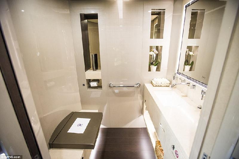 Nhà tắm được mở rộng, với nội thất ốp đá cẩm thạch, gỗ sồi và các đồ dùng của hãng Jo Malone.