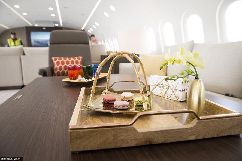 Hoa, khăn lụa và những chiếc bánh macaroon đảm bảo hành khách có một chuyến đi đẳng cấp.