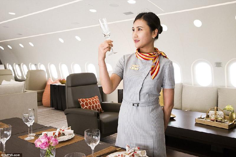 Nữ tiếp viên hàng không với trang phục thanh lịch kiểm tra lại độ hoàn hảo của đồ dùng.