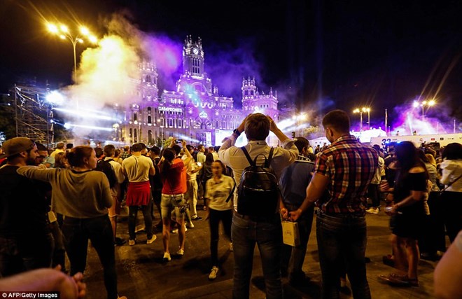 Người hâm mộ Real tập trung tại quảng trường Plaza del Cibeles ở thủ đô Madrid để chào đón những người hùng.