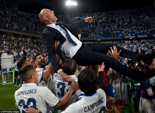 Trước đó ở sân La Rosaleda, Zidane đã được các học trò tung hô sau chiến thắng.