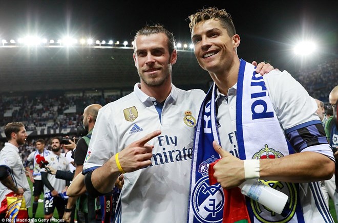 Bale chụp ảnh bên Ronaldo.