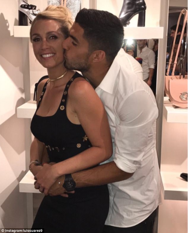 Suarez khoe giây phút tình tứ cùng vợ trên trang Instagram