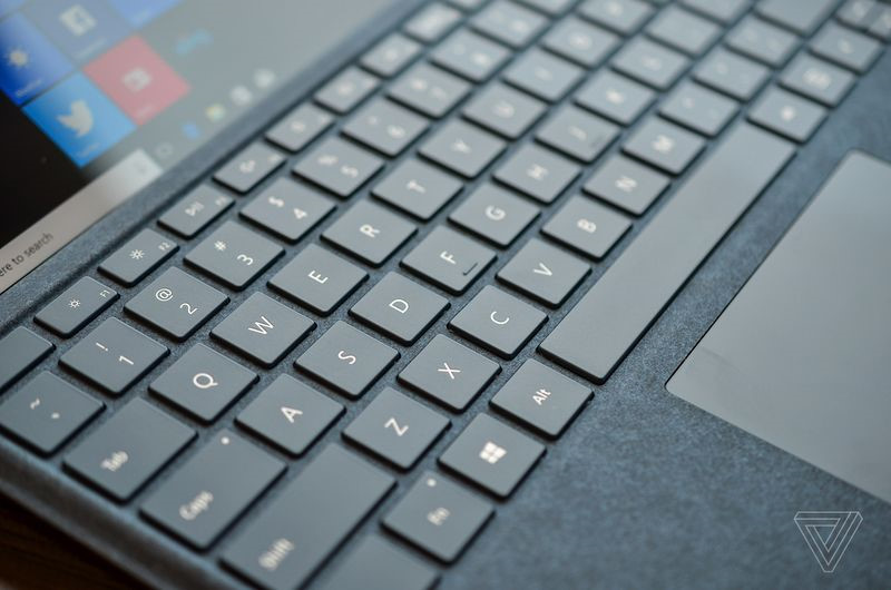 Giống với Surface Laptop, Microsoft sử dụng chất liệu Alcantara cho bàn phím của Surface Pro. Bàn phím màu platinum, đỏ burgundy, xanh cobalt sẽ được bán riêng với giá 159 USD. Bản Type Cover màu đen, không sử dụng chất liệu Alcantara có giá 129 USD.