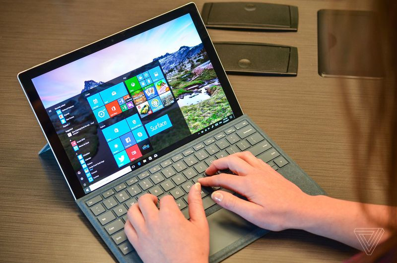 Surface Pro là model phổ biến nhất của dòng sản phẩm Surface từ Microsoft. Nó chiếm đến 70% lượng sản phẩm bán ra thuộc dòng này.