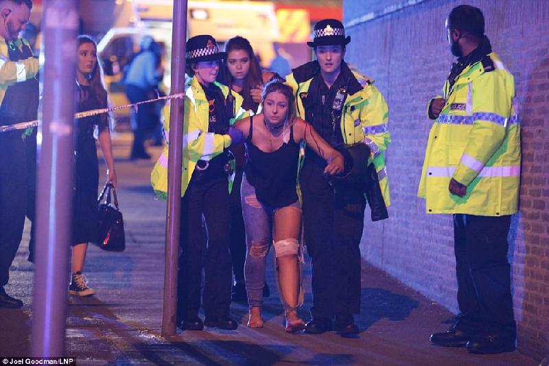 Cảnh tượng hỗn loạn sau vụ nổ ở Manchester